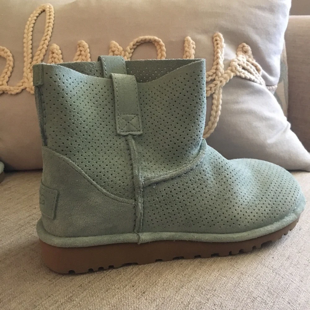 Ugg mini unlined Perf boot women's size 5 NWT - Picture 2 of 7